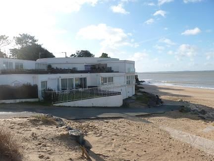 La résidence, vue de la plage