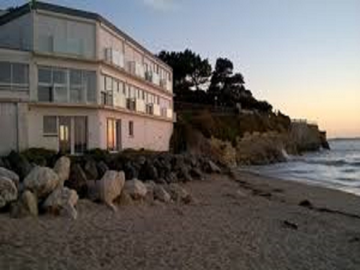 La résidence, vue de la plage